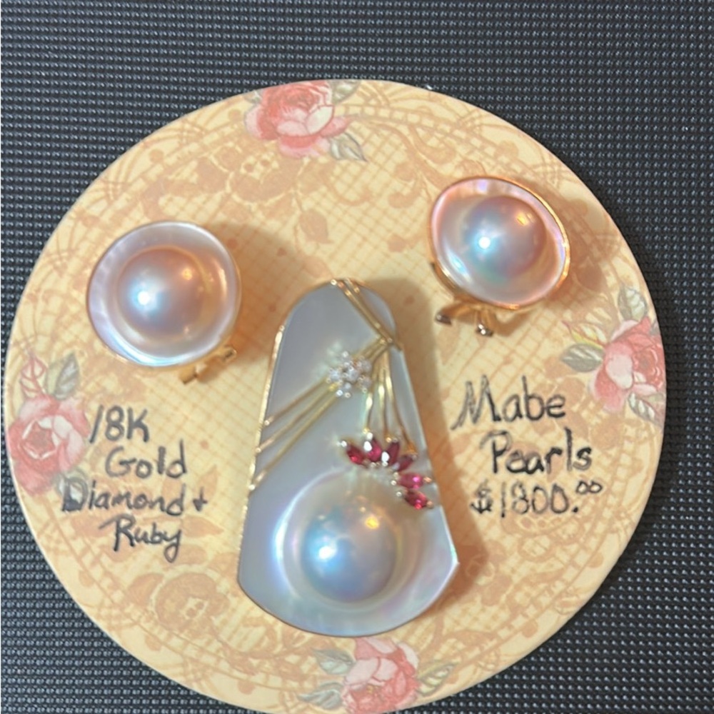 Elegant Mabe Pearl Earrings and Pendant Set.
